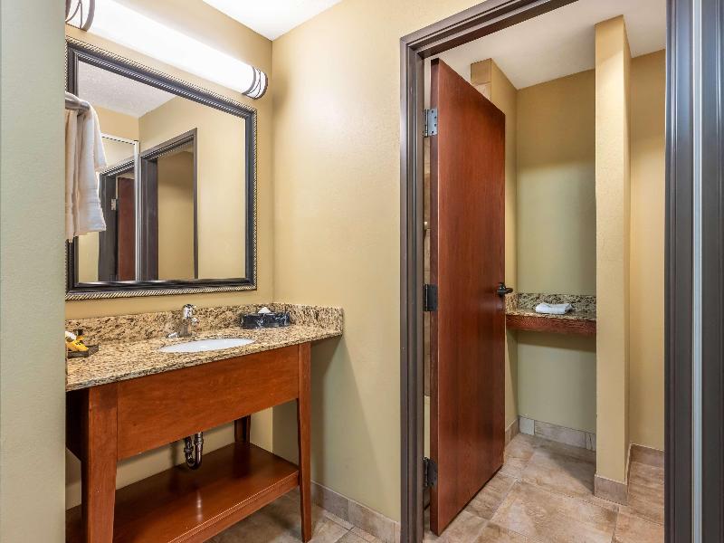 Best Western Plus Grand Island Inn & Suites image