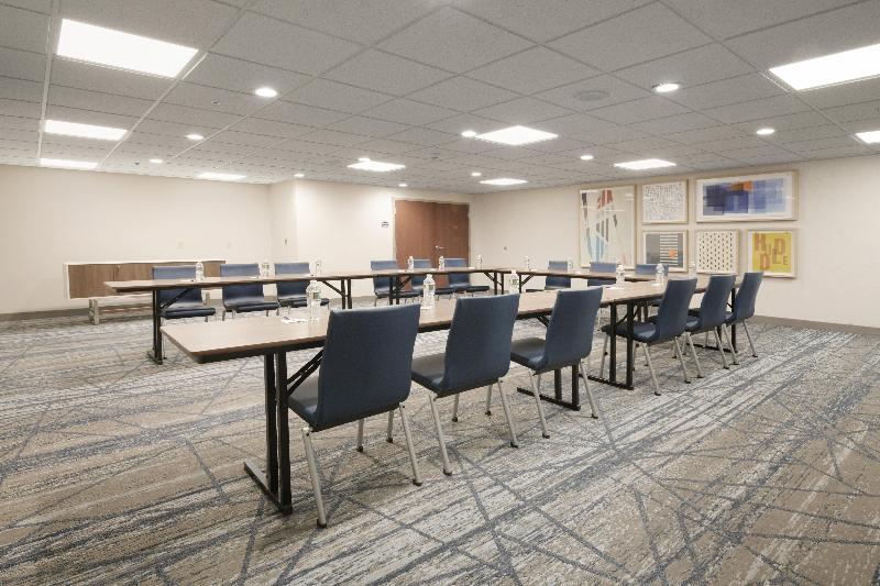 Holiday Inn Express & Suites Williamstown image