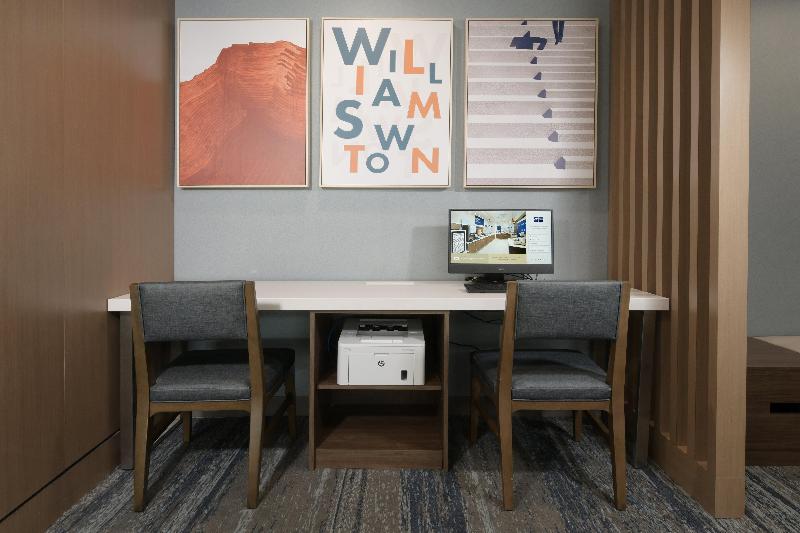 Holiday Inn Express & Suites Williamstown image