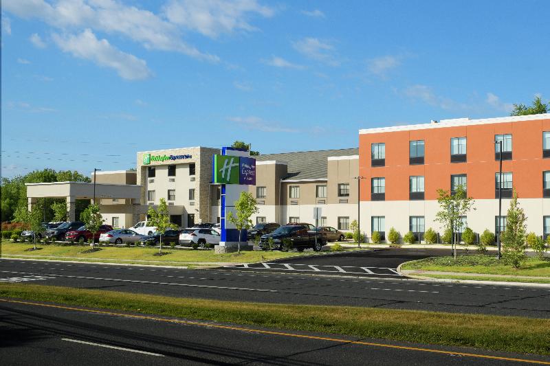 Holiday Inn Express & Suites Williamstown image