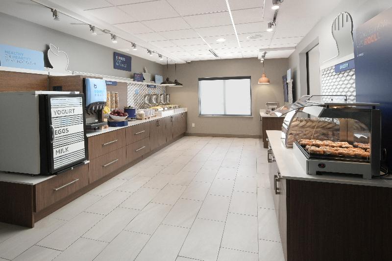 Holiday Inn Express & Suites Williamstown image