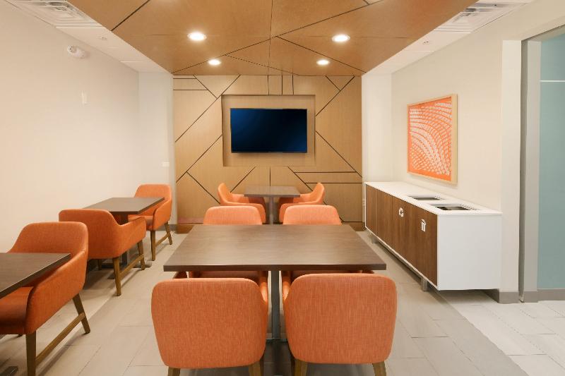 Holiday Inn Express & Suites Williamstown image