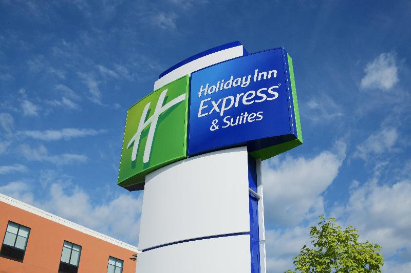 Holiday Inn Express & Suites Williamstown image