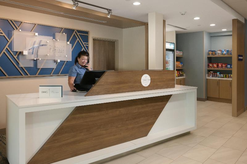 Holiday Inn Express & Suites Williamstown image