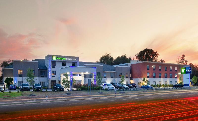 Holiday Inn Express & Suites Williamstown image