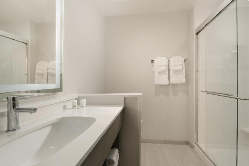 Holiday Inn Express & Suites Williamstown image