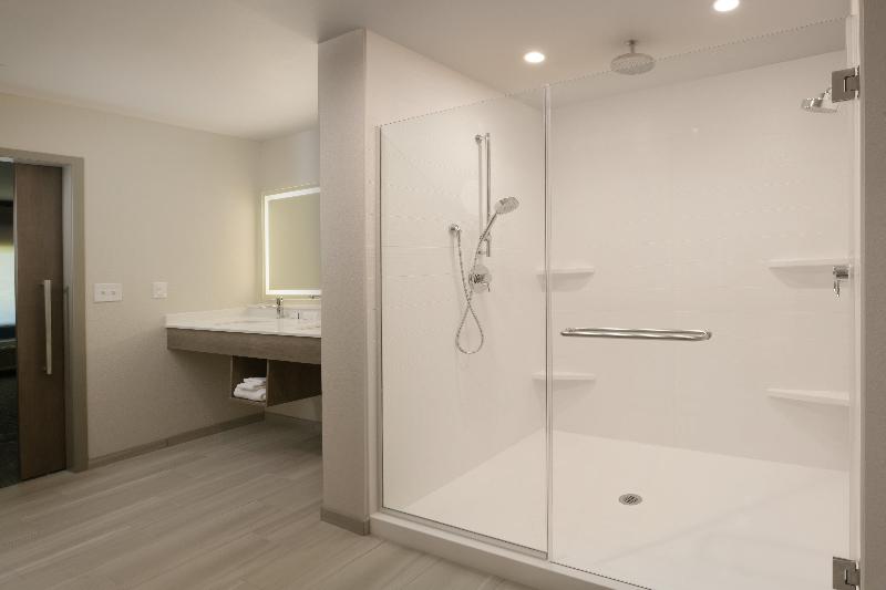Holiday Inn Express & Suites Williamstown image