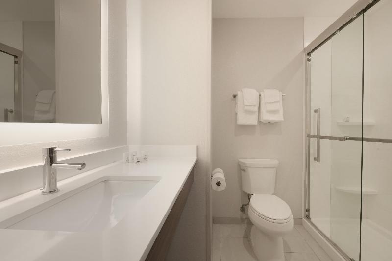 Holiday Inn Express & Suites Williamstown image