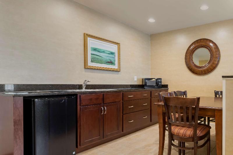 Best Western Plus Vineyard Inn & Suites image