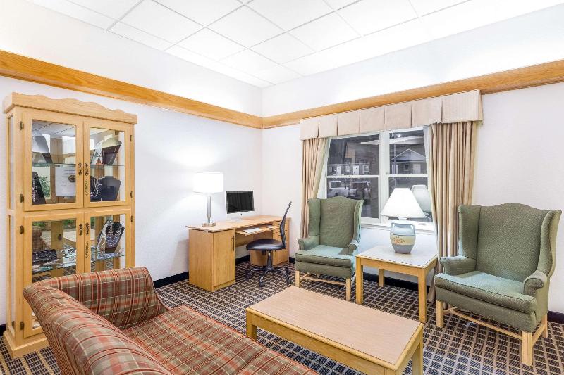 Days Inn by Wyndham West Jefferson image