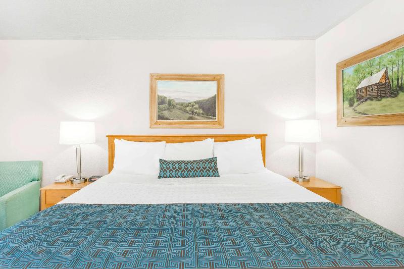 Days Inn by Wyndham West Jefferson image