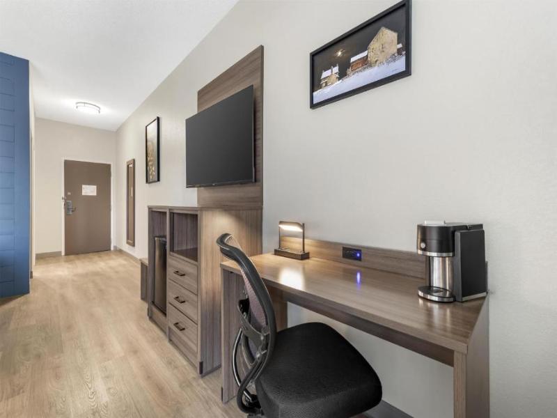 Best Western Plus Revere Inn & Suites image