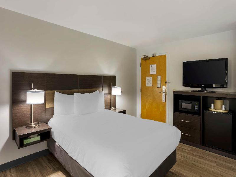 Access2DoubleMobilityAccessWalkInShowerMicrowaveAndRefrigeratorWiFiNoSmokFullBreakfast