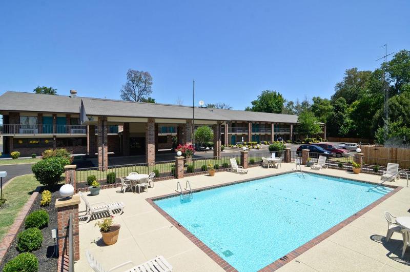 Hotel Travelers Inn and Suites