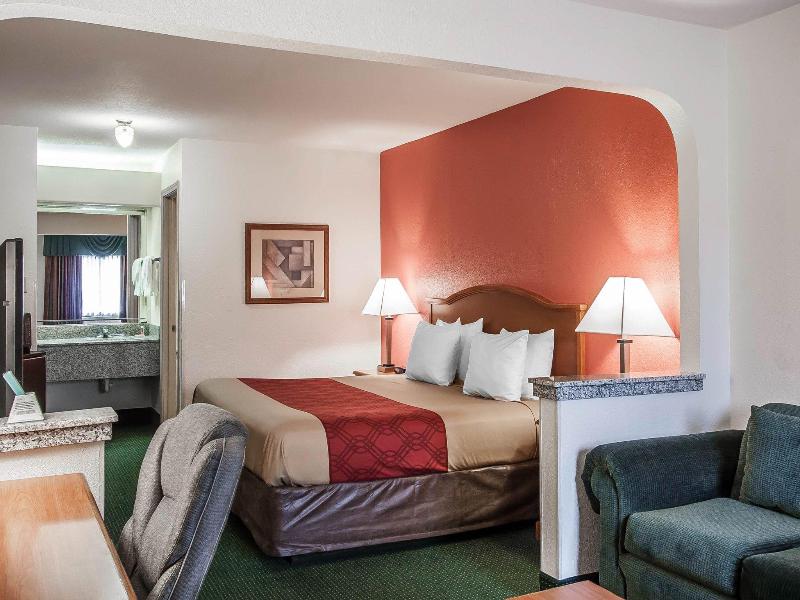Econo Lodge Inn & Suites Memphis East image