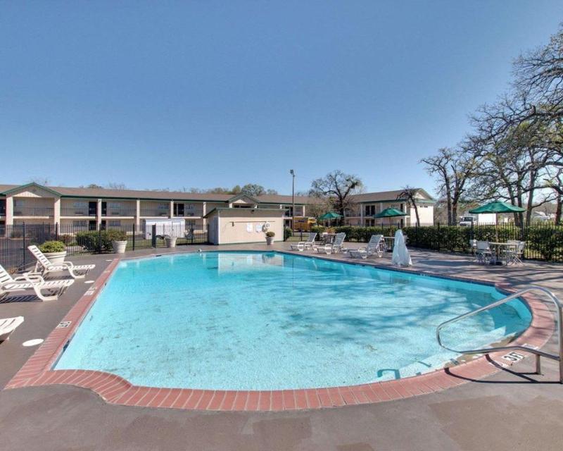 Days Inn By Wyndham Gatesville image