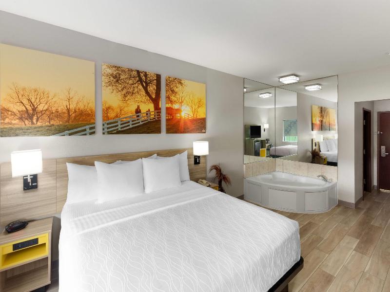 Days Inn & Suites by Wyndham Sam Houston Tollway image