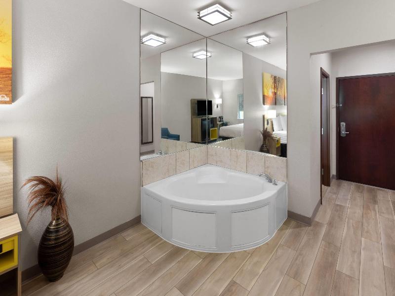 Days Inn & Suites by Wyndham Sam Houston Tollway image