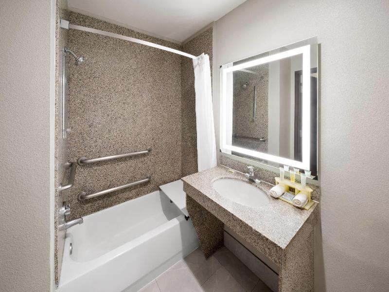 Days Inn & Suites by Wyndham Sam Houston Tollway image
