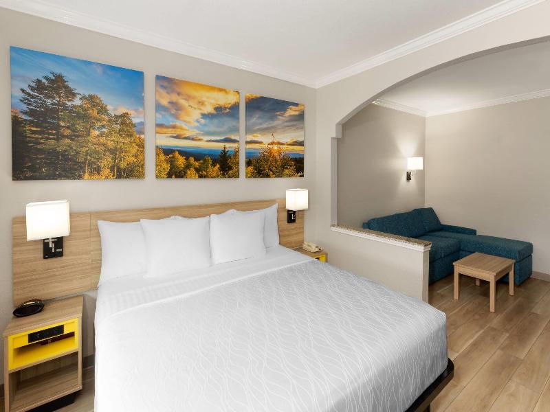 Days Inn & Suites by Wyndham Sam Houston Tollway image