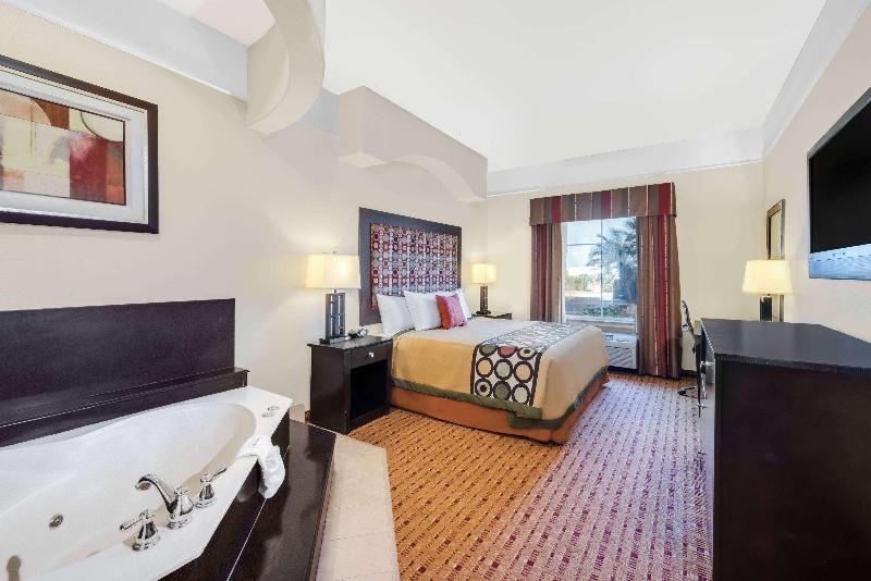 Super 8 By Wyndham Hidalgo/Mcallen Area image
