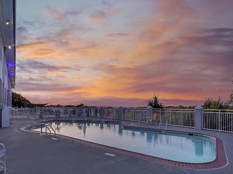 Best Western Plus Holiday Sands Inn & Suites image