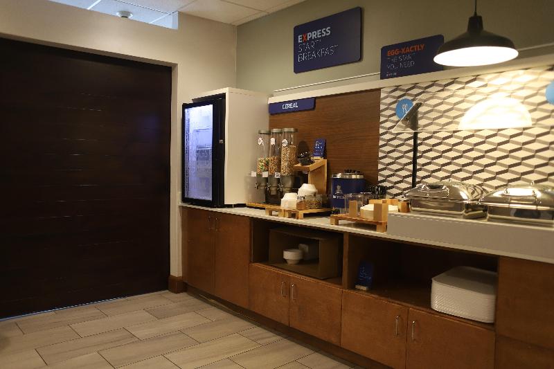 Holiday Inn Express and Suites Charlottesville RES