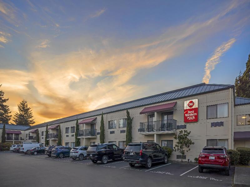 Best Western Plus Plaza by the Green image