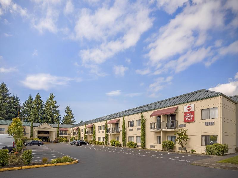 Best Western Plus Plaza by the Green image