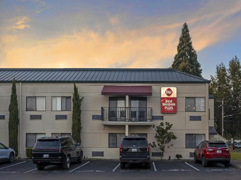 Best Western Plus Plaza by the Green image