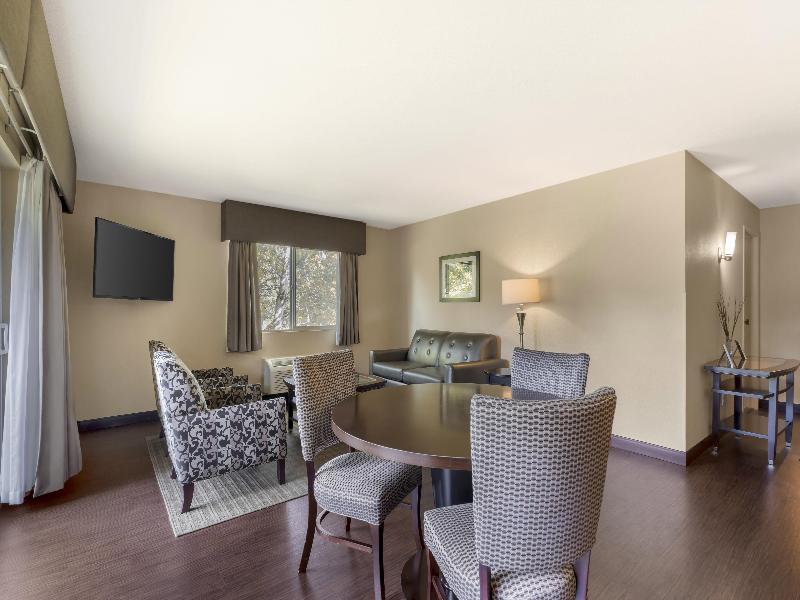 Best Western Plus Plaza by the Green image