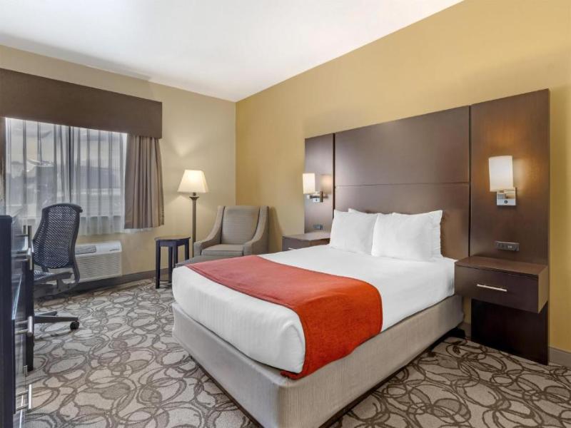 Best Western Plus Plaza by the Green image