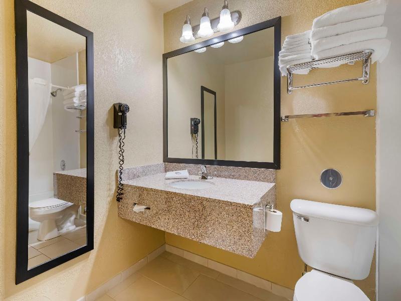 Best Western Green Bay Inn Conference Center image
