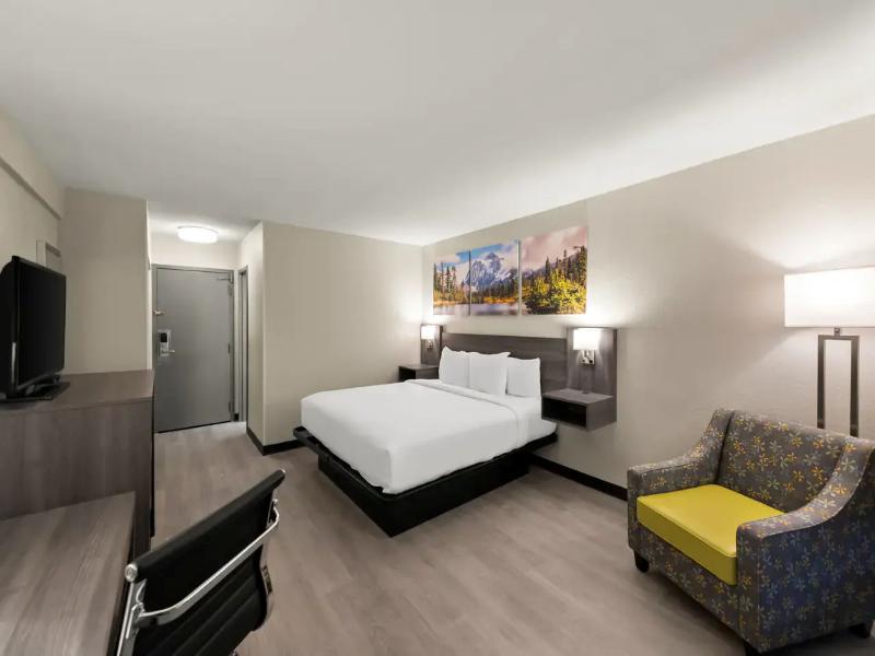 Clarion Pointe Rhinelander Downtown image