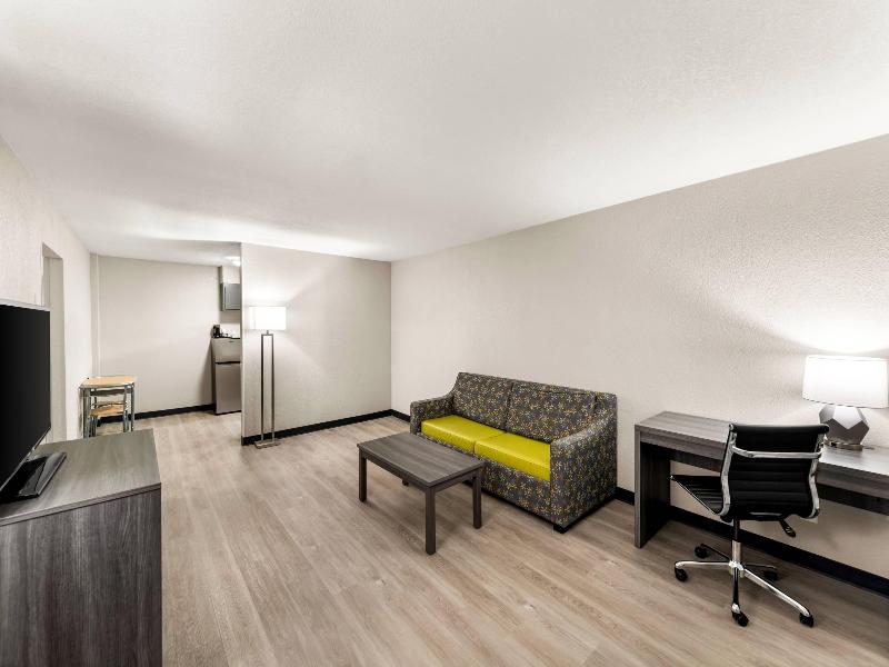 Clarion Pointe Rhinelander Downtown image
