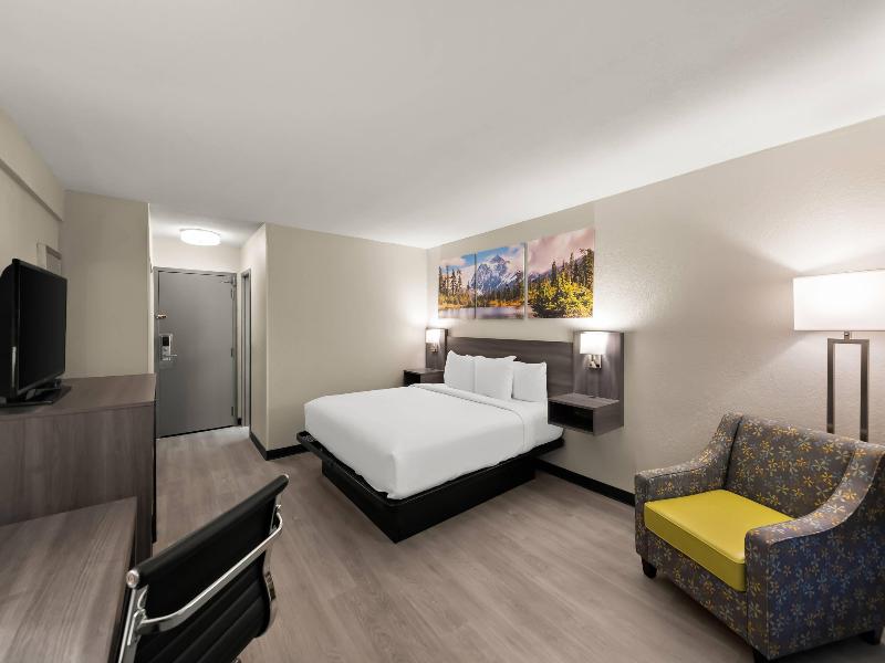Clarion Pointe Rhinelander Downtown image