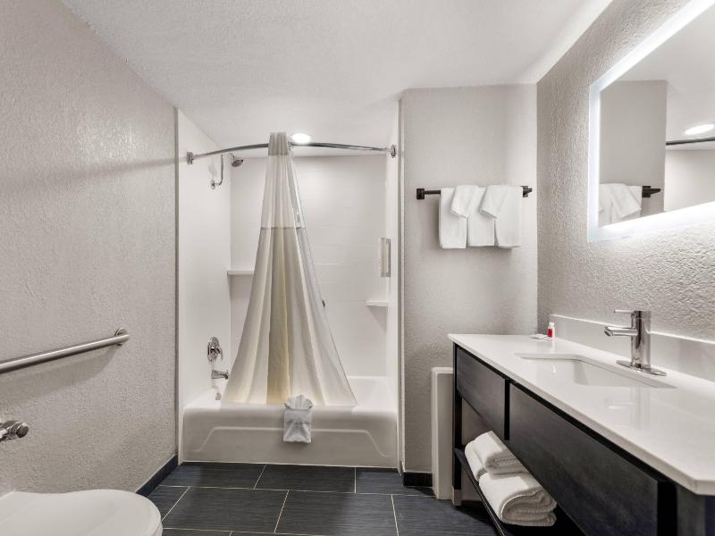 Clarion Pointe Rhinelander Downtown image