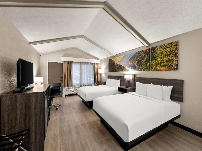 Clarion Pointe Rhinelander Downtown image
