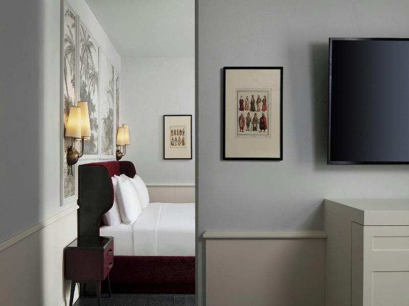 Adahan DeCamondo Pera Autograph Collection image