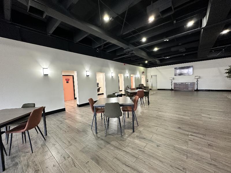 Days Hotel by Wyndham Peoria Glendale Area image