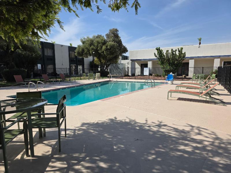Days Hotel by Wyndham Peoria Glendale Area image