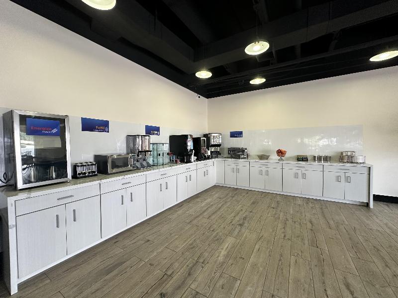 Days Hotel by Wyndham Peoria Glendale Area image