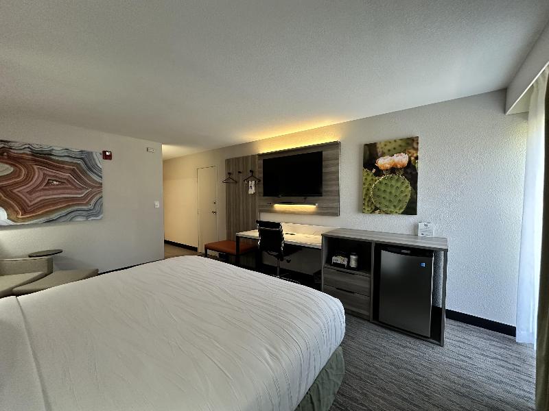 Days Hotel by Wyndham Peoria Glendale Area image