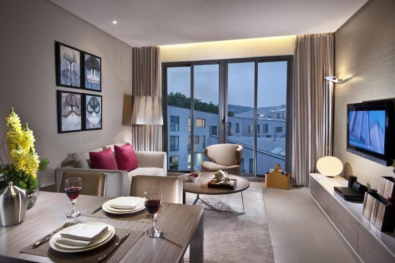 CM+ Serviced Apartment Shenzhen Hillside image