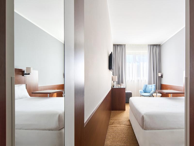 DeSilva Inn Katowice Airport image