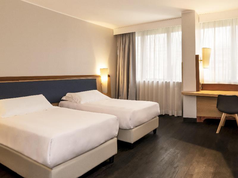 Mercure Roma West image