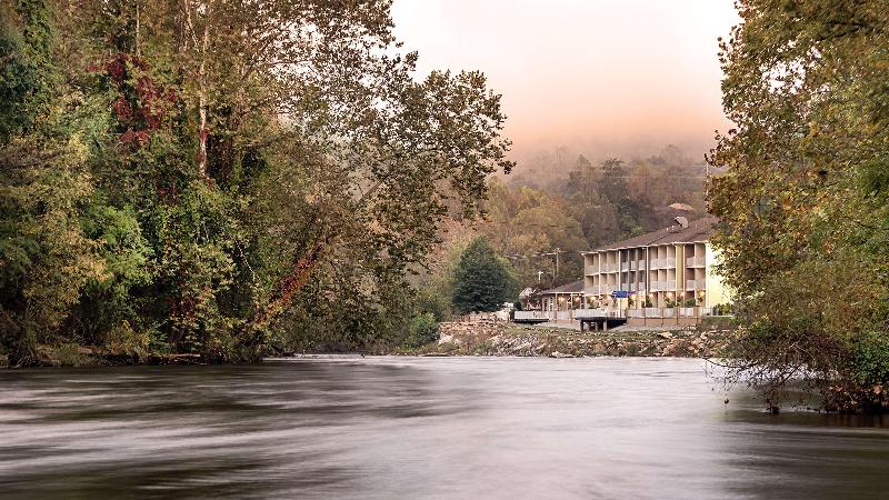 Best Western Plus River Escape Inn & Suites image