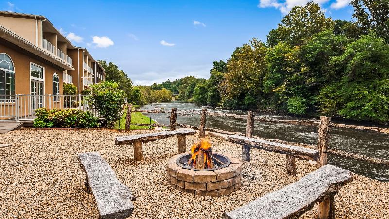 Best Western Plus River Escape Inn & Suites image