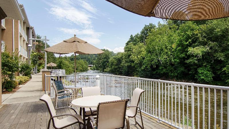 Best Western Plus River Escape Inn & Suites image