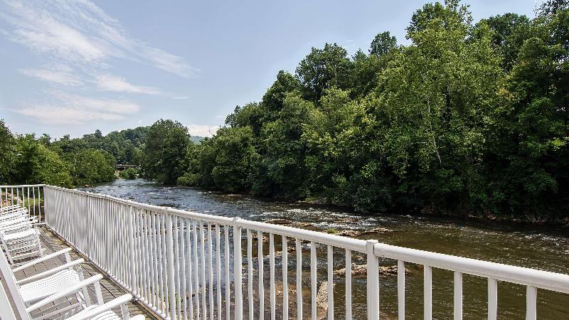 Best Western Plus River Escape Inn & Suites image